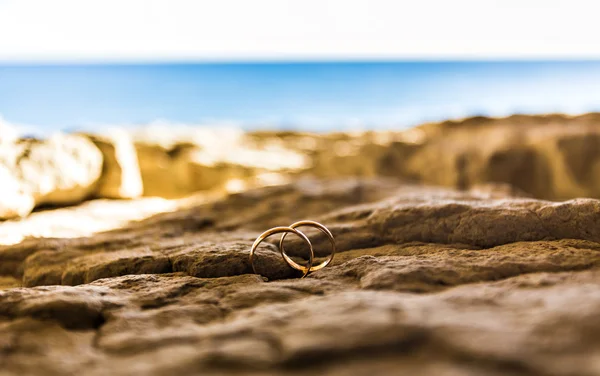 Anéis de casamento em uma costa — Fotografia de Stock