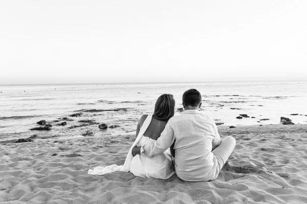 Casal desfrutando da praia — Fotografia de Stock