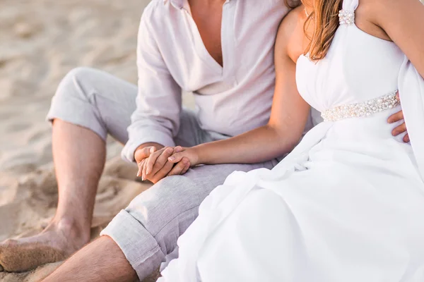 Hermosa pareja en la playa —  Fotos de Stock