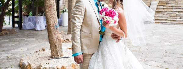 Happy bride and groom — Stock Photo, Image