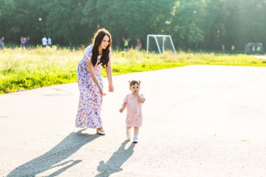 Anne ve kızı parkta.