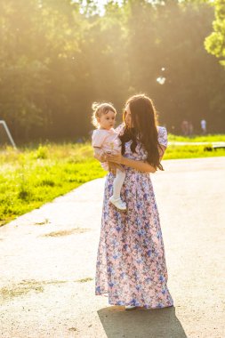 Anne ve kızı parkta.