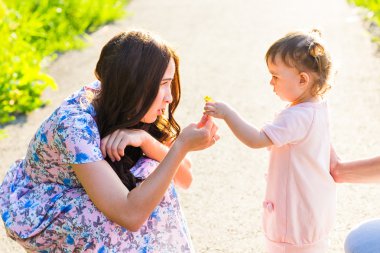 Anne ve kızı parkta.