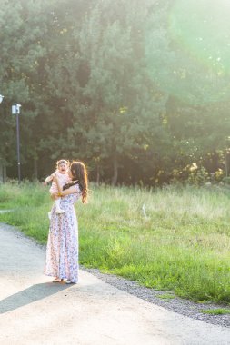 Anne ve kızı parkta.