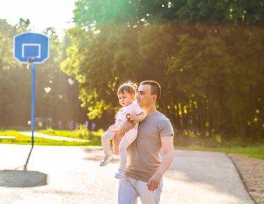 Bebek kız babasıyla birlikte bir yaz parkta yürüyüş