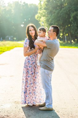 Parkta yürüyen mutlu bir aile..