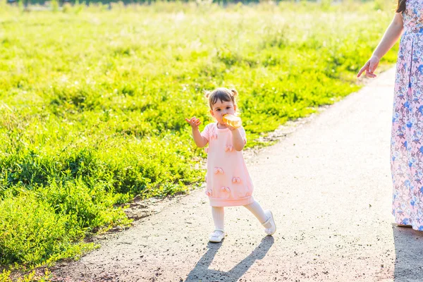 Meisje met fles water — Stockfoto