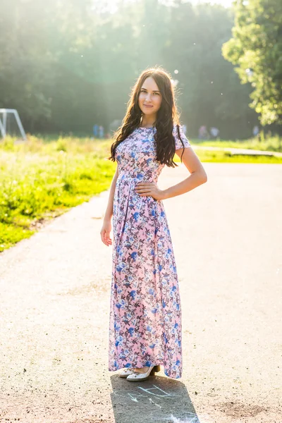 Mooie jonge brunette vrouw op het park — Stockfoto