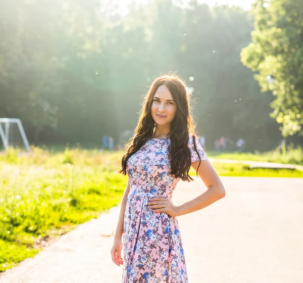 Mooie jonge brunette vrouw op het park — Stockfoto