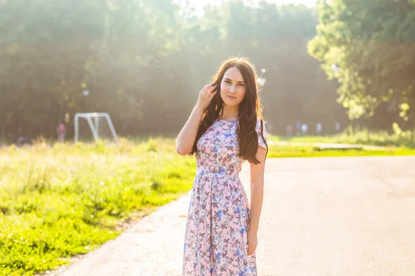 Schöne junge brünette Frau auf dem Park — Stockfoto