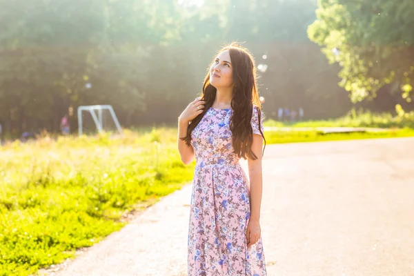 Beautiful young brunette woman  on the  park — Stock Photo, Image