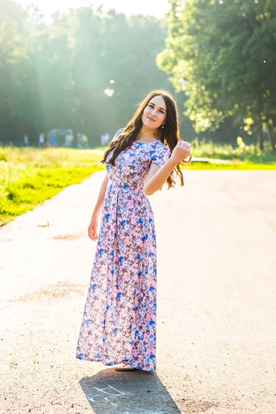 Mooie jonge brunette vrouw op het park — Stockfoto