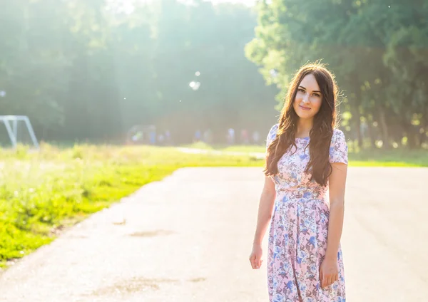 Beautiful young brunette woman  on the  park — Stock Photo, Image