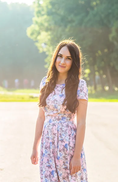 Mooie jonge brunette vrouw op het park — Stockfoto