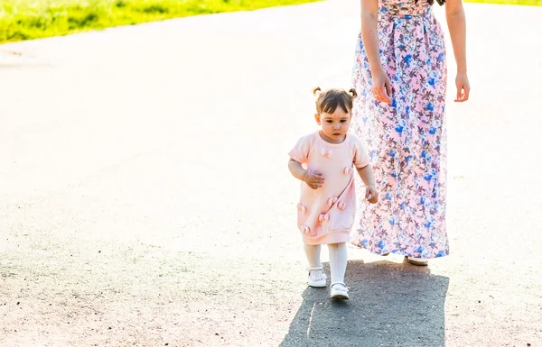 Moeder en dochter in het park — Stockfoto