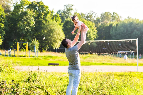 Mädchen spaziert mit ihrem Vater in einem Sommerpark — Stockfoto