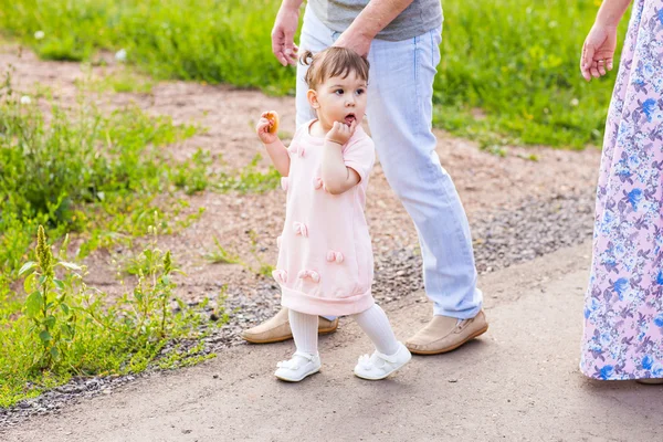 Joyeux jeune famille marchant dans le parc. — Photo