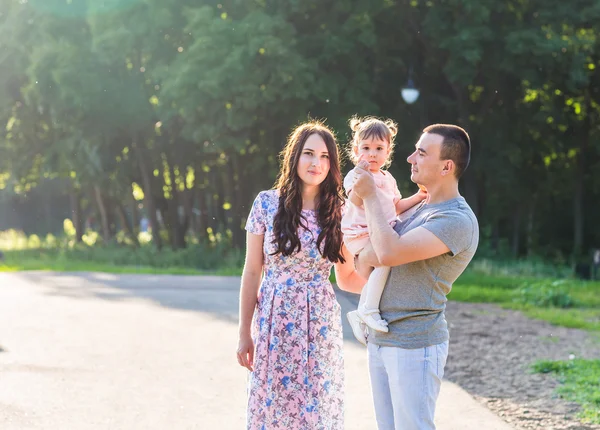 Happy Young Family Walking In The Park. — Stock Photo, Image