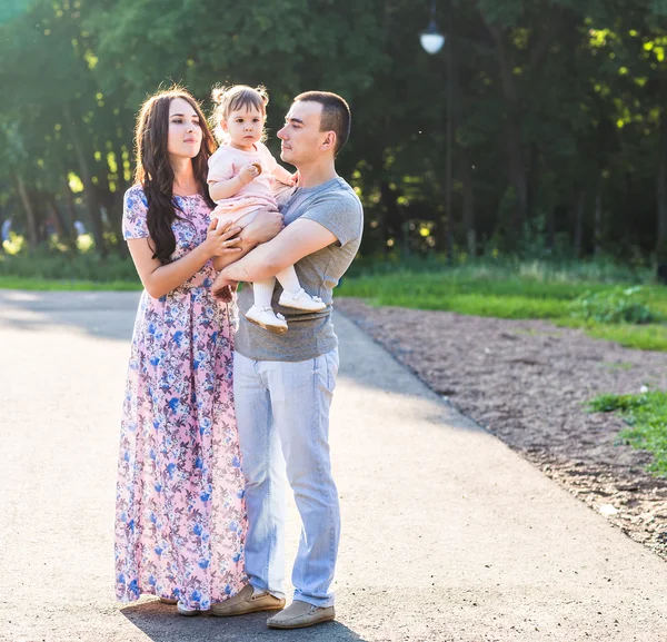 Parkta yürüyen mutlu bir aile.. — Stok fotoğraf