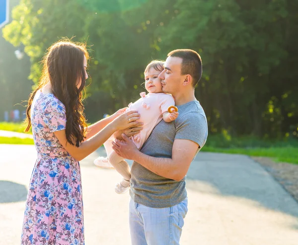 Felice giovane famiglia passeggiando nel parco. — Foto Stock