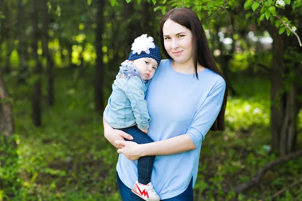 Schöne Mutter und Baby im Freien. — Stockfoto