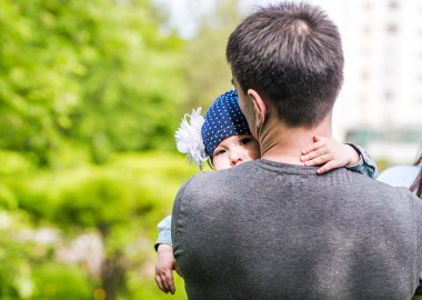 Baba ve kızı parkta.