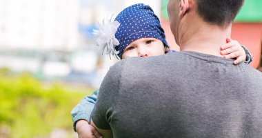 Baba ve kızı parkta.