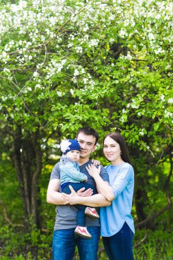 mutlu genç aile birlikte vakit 