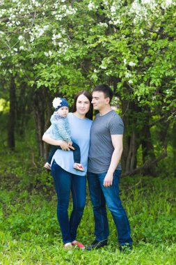 mutlu genç aile birlikte vakit 