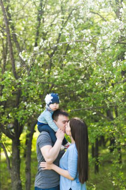mutlu genç aile birlikte vakit 