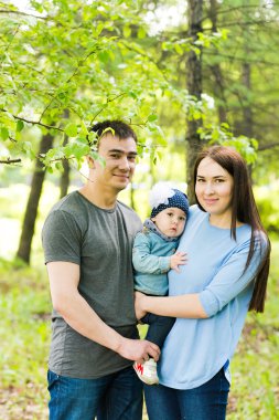 mutlu genç aile birlikte vakit 