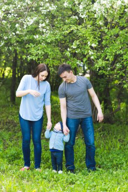 mutlu genç aile birlikte vakit 