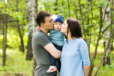mutlu genç aile birlikte vakit 