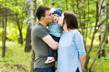 mutlu genç aile birlikte vakit 
