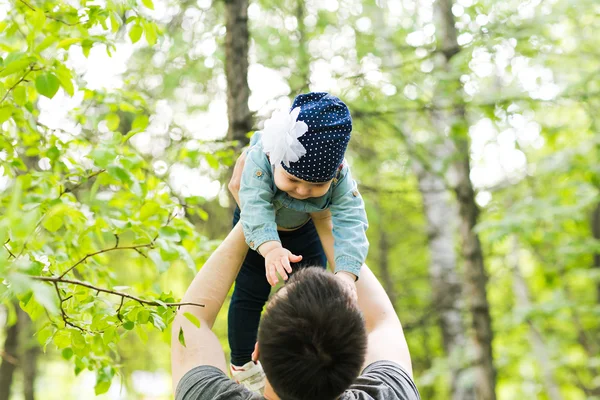 Père et fille dans le parc — Photo