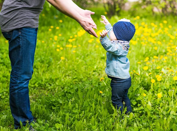 Padre e hija en el parque — Foto de Stock