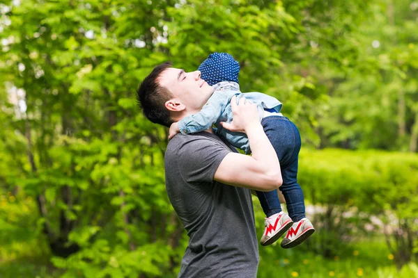 Padre e figlia nel parco — Foto Stock