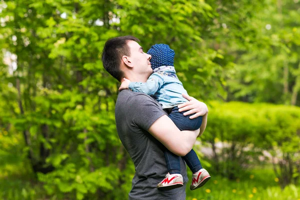 Pai e filha no parque — Fotografia de Stock