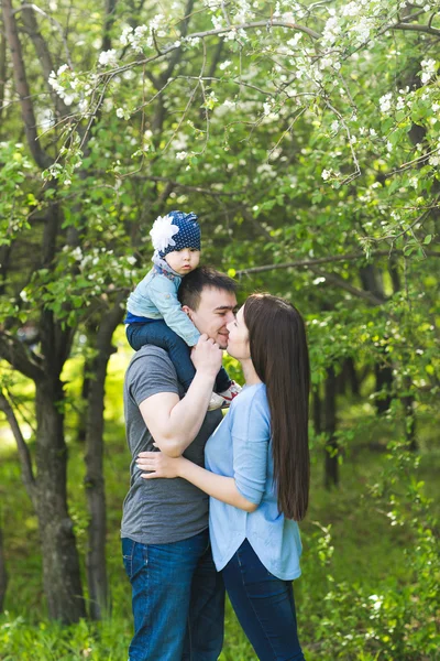 Mutlu genç aile birlikte vakit — Stok fotoğraf