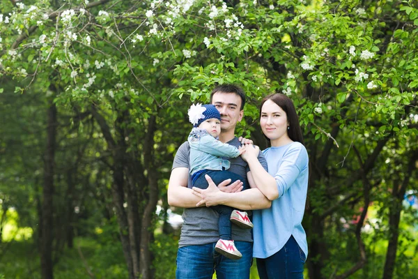 Feliz jovem família passar tempo juntos — Fotografia de Stock