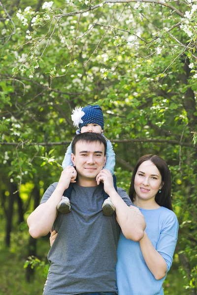 Glückliche junge Familie verbringt Zeit miteinander — Stockfoto