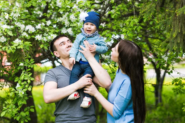 幸せな若い家族を一緒に過ごす — ストック写真