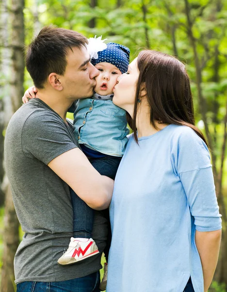 Glad ung familj spendera tid tillsammans — Stockfoto