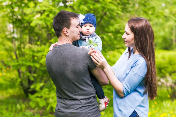 Feliz jovem família passar tempo juntos — Fotografia de Stock