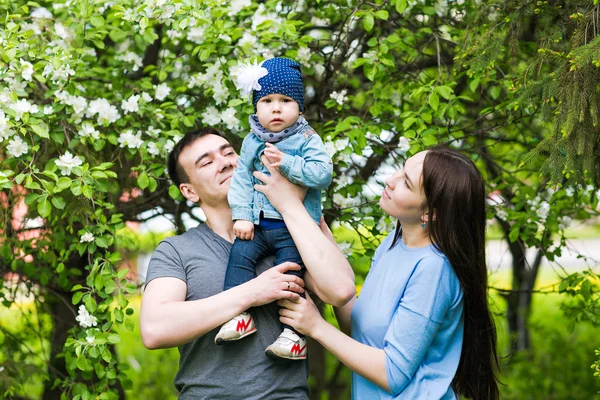 幸せな若い家族を一緒に過ごす — ストック写真