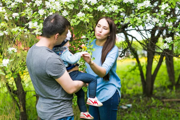 幸せな若い家族を一緒に過ごす — ストック写真