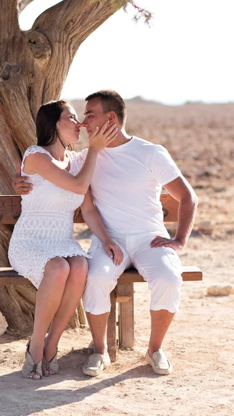 Feliz jovem casal beijando e abraçando — Fotografia de Stock