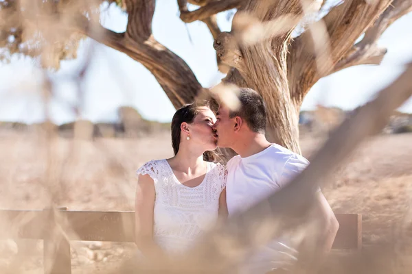 Feliz jovem casal beijando e abraçando — Fotografia de Stock