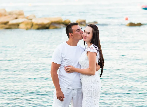 Casal caminhando juntos ao longo da praia — Fotografia de Stock