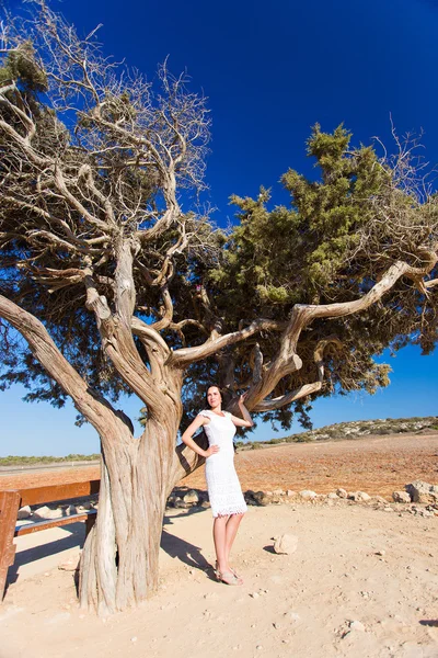 Belle femme debout près de l'arbre — Photo